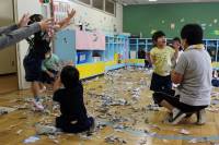 写真:紙をちぎって遊ぶ子どもたち