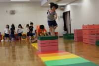 写真:台からジャンプする子どもたち