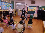 写真:誕生会・小学校展覧会見学1