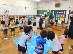 写真:年中組さんのお部屋で体操をする子どもたち