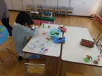 写真:ベルやマラカスを作る子どもたち