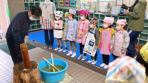 写真:もちつき会(全園児)6