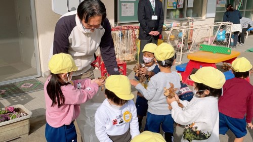 写真:らくだ公園お掃除デー(全園児)1