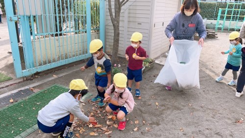 写真:らくだ公園お掃除デー(全園児)2