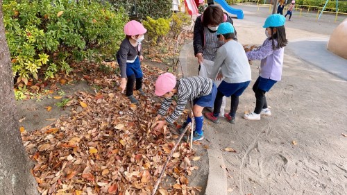 写真:らくだ公園お掃除デー(全園児)3