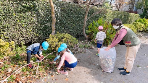 写真:らくだ公園お掃除デー(全園児)4