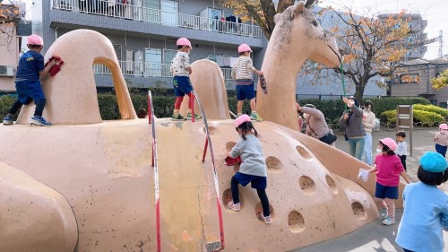 写真:らくだ公園お掃除デー(全園児)6