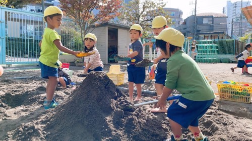 写真:友だちと一緒が嬉しい(年少組)1