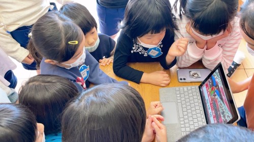 写真:アイマスク体験(年長組)1