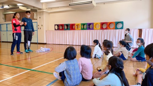 写真:アイマスク体験(年長組)3