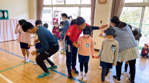 写真:アイマスク体験(年長組)6