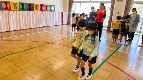 写真:アイマスク体験(年長組)7