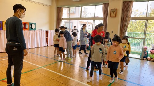 写真:アイマスク体験(年長組)8