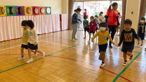 写真:アイマスク体験(年長組)10