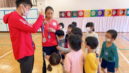 写真:アイマスク体験(年長組)13