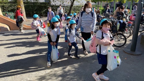 写真:芋ほり遠足(年中組・年長組)11