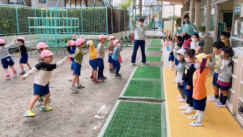 写真:運動会ごっこで異年齢交流(全園児)1