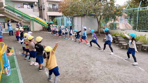 写真:運動会ごっこで異年齢交流(全園児)2