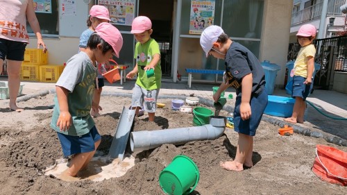 写真:ダイナミックに砂場遊び(年中組)1