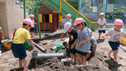 写真:ダイナミックに砂場遊び(年中組)2