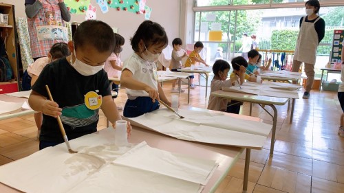 写真:水と筆で遊ぼう(年少組)2