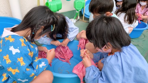 写真:友だちと一緒に(年長組)7