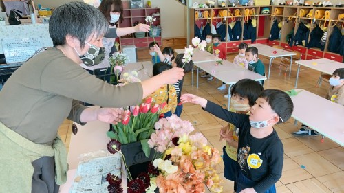 写真:お花を飾ろう(年少組・年中組)4