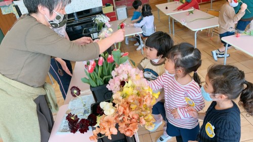 写真:お花を飾ろう(年少組・年中組)5