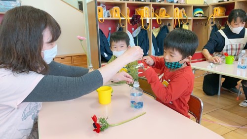 写真:お花を飾ろう(年少組・年中組)8