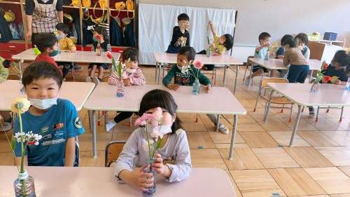 写真:お花を飾ろう(年少組・年中組)10