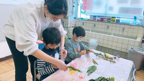 写真:お花を飾ろう(年少組・年中組)18