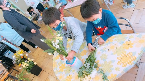 写真:お花を飾ろう(年少組・年中組)19