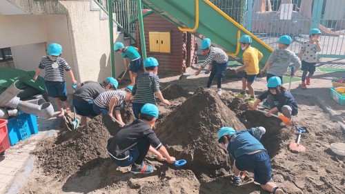 写真:ダイナミックに遊ぶ(年長組)1