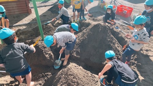 写真:ダイナミックに遊ぶ(年長組)2