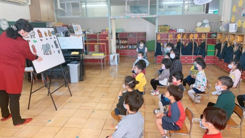 写真:おはなし会(全園児)1