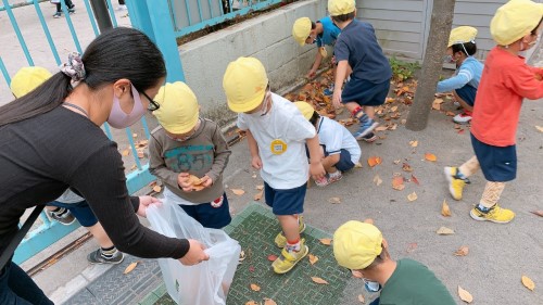 写真:らくだ公園お掃除デー(全園児)1