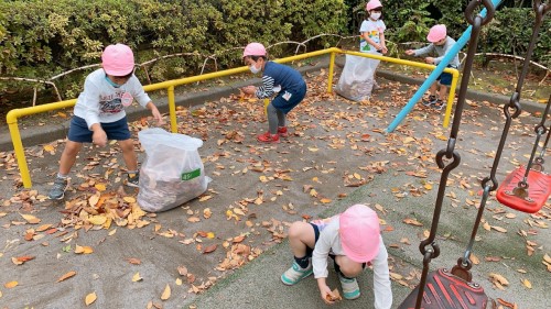 写真:らくだ公園お掃除デー(全園児)3