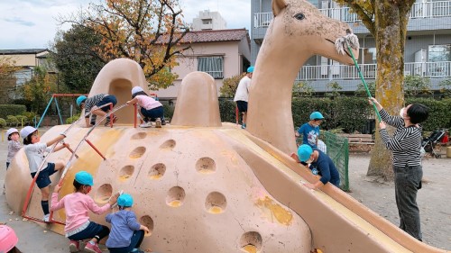 写真:らくだ公園お掃除デー(全園児)4