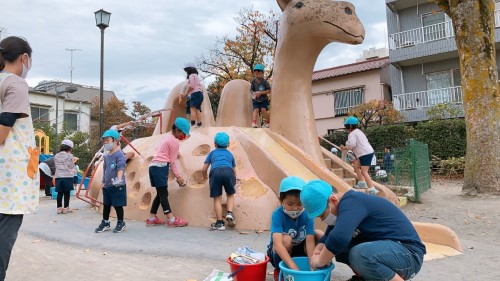 写真:らくだ公園お掃除デー(全園児)5