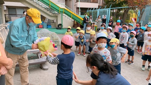 写真:らくだ公園お掃除デー(全園児)6