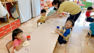 写真:お弁当おいしいね(年少組)2