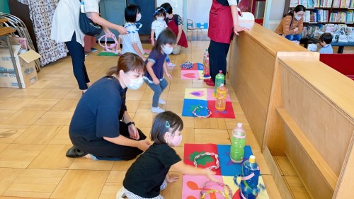 写真:新聞紙で遊ぼう1