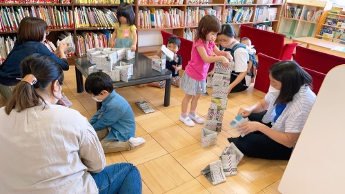 写真:新聞紙で遊ぼう3