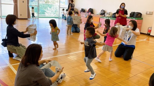 写真:新聞紙で遊ぼう4