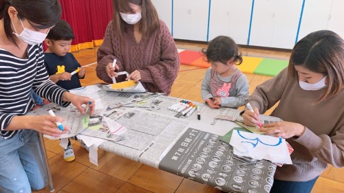 写真:新聞紙で遊ぼう1