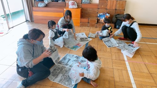 写真:新聞紙で遊ぼう2