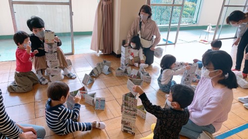 写真:新聞紙で遊ぼう5