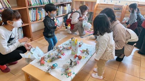 写真:新聞紙で遊ぼう8