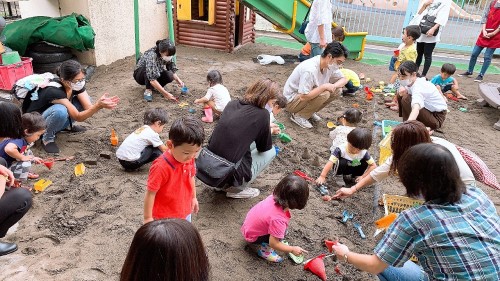 写真:砂場で遊ぼう2