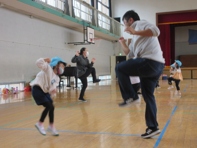 写真:親子で体を動かす様子